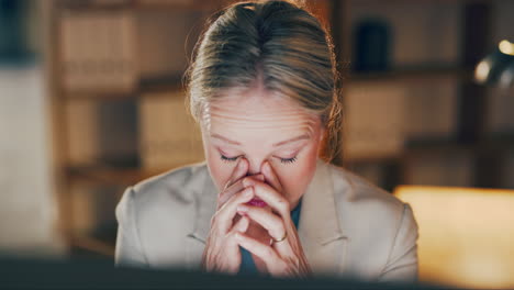 estrés, dolor de cabeza y mujer de negocios por la noche