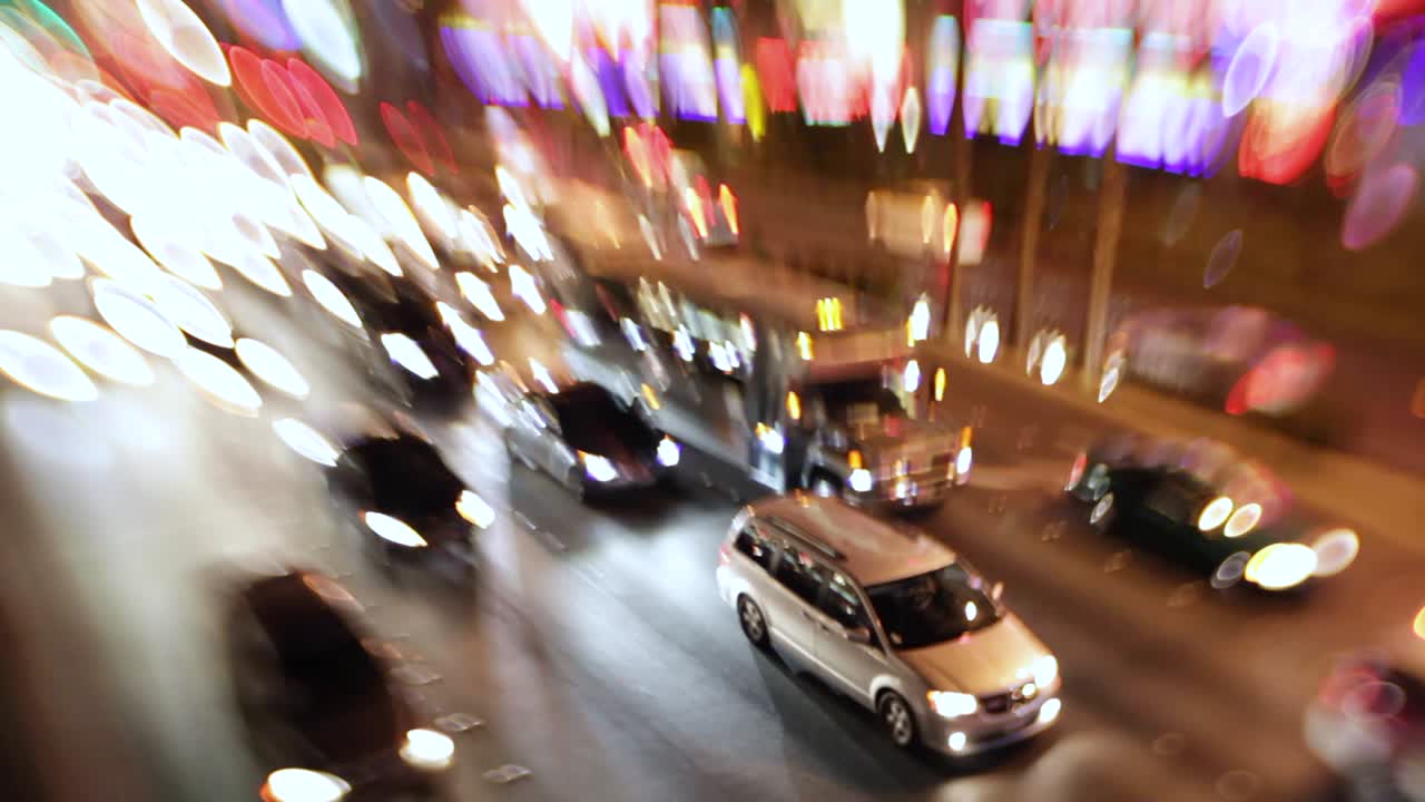 라스베가스 네바다 3에서 밤에 스트립에 밝은 조명과 교통의 전기와 에너지의 선택적 초점 이미지