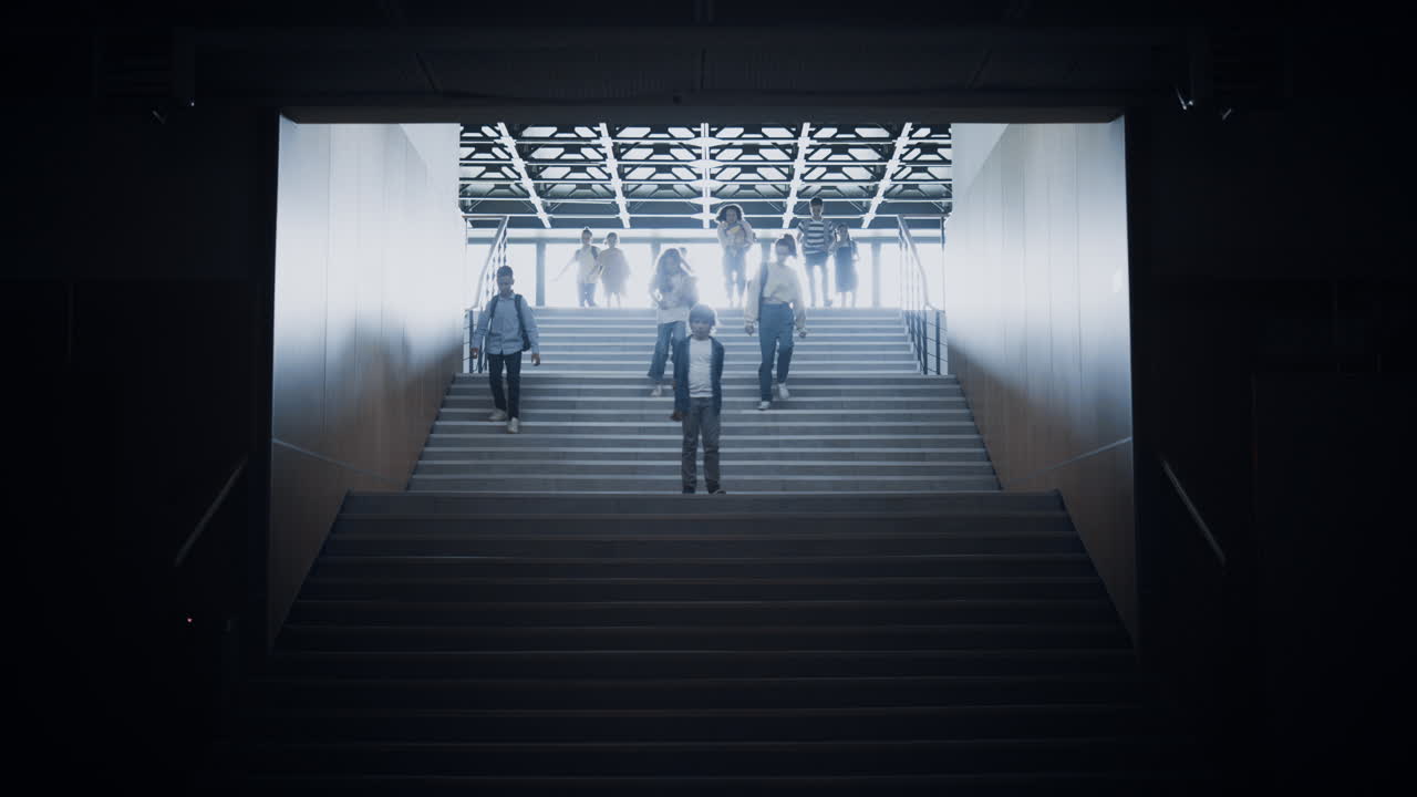 학생 그룹이 아래층으로 달려가며 화가 난 소년을 지나가고 학생들이 캠퍼스를 떠납니다.