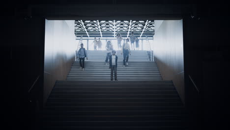 Alumnos-Del-Grupo-Corriendo-Escaleras-Abajo-Pasando-Por-Un-Chico-Molesto.-Estudiantes-Que-Salen-Del-Campus.