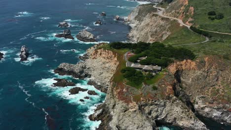 Drone-Aéreo-Que-Rodea-El-Tramo-Rocoso-De-La-Carretera-Costera-En-Big-Sur-California-Junto-A-La-Ruta-1-Durante-El-Día-En-Verano