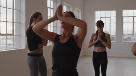 Grupo-De-Clase-De-Yoga-De-Mujeres-Hermosas-Practicando-Pose-De-Oración-Disfrutando-De-Un-Estilo-De-Vida-Saludable-Haciendo-Ejercicio-En-El-Gimnasio-Instructor-Enseñando-Meditación-Grupal-Al-Amanecer