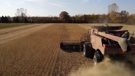 Tractor-Agrícola-Cosechando-Soja-En-Los-Campos-En-El-Condado-De-Monroe,-Michigan,-Estados-Unidos