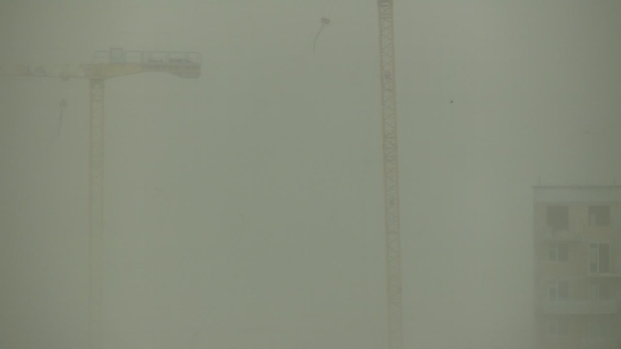 grúas balanceándose bajo un fuerte viento