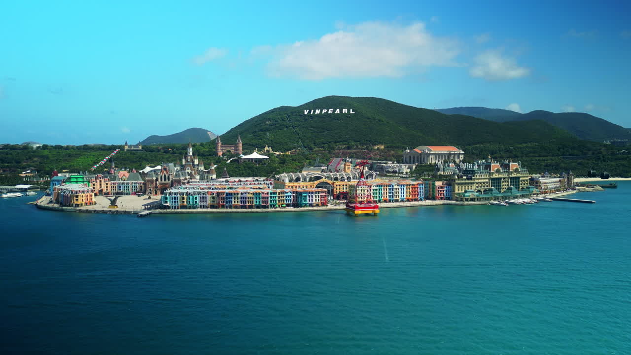 Toàn cảnh Khu nghỉ dưỡng và Công viên Chủ đề Vinpearl Island nhìn từ trên cao