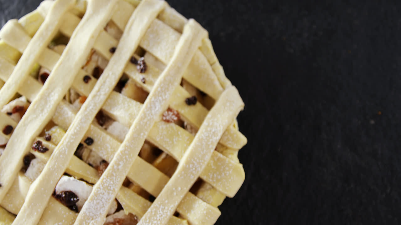 tarta cruda en fondo de hormigón 4k