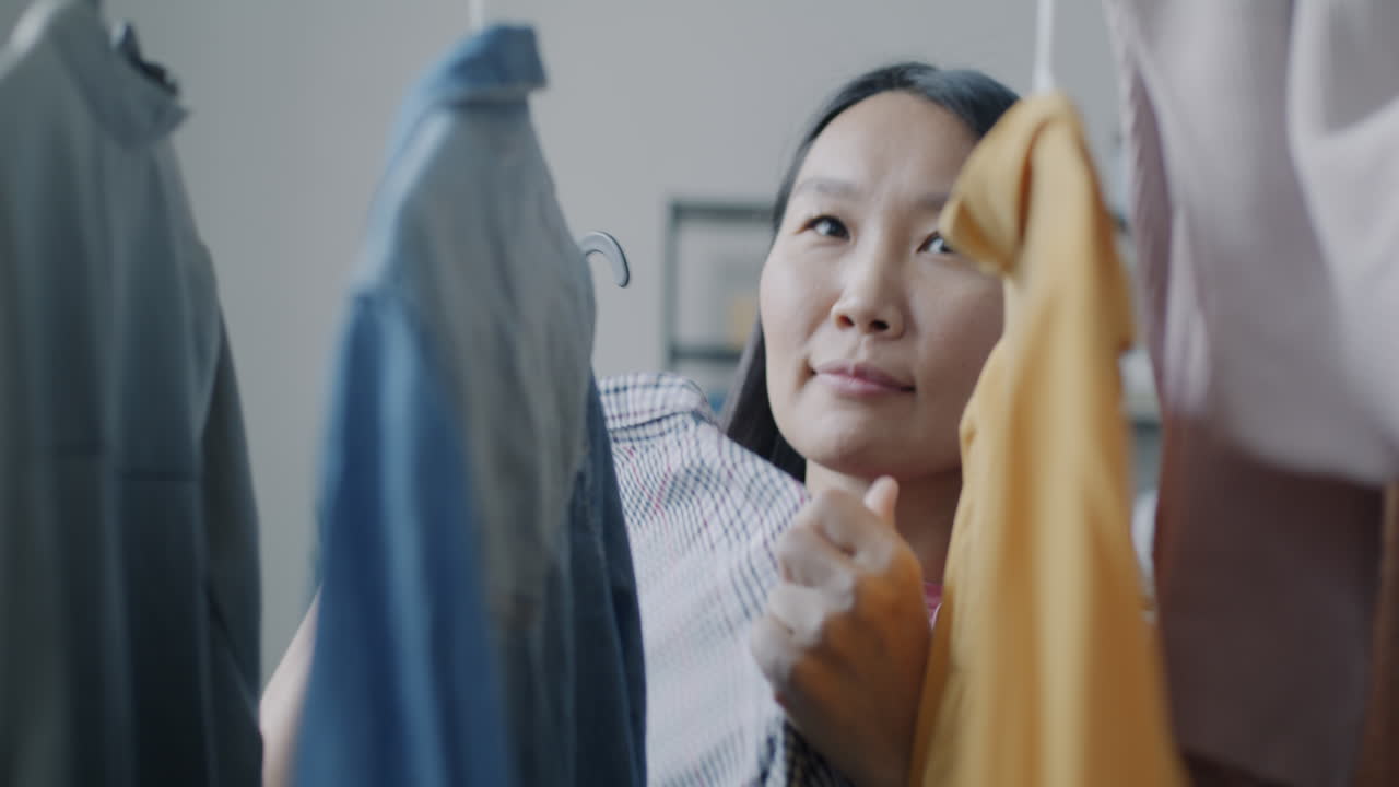 옷장 에서 옷 을 검색 하는 여자