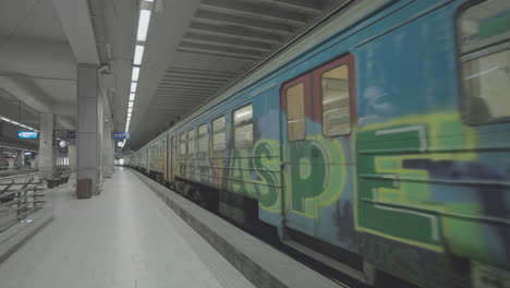 tren en una estación