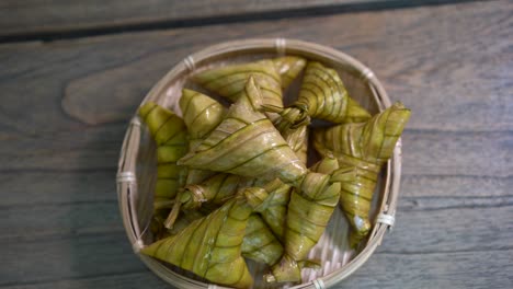 ketupat and chicken rendang