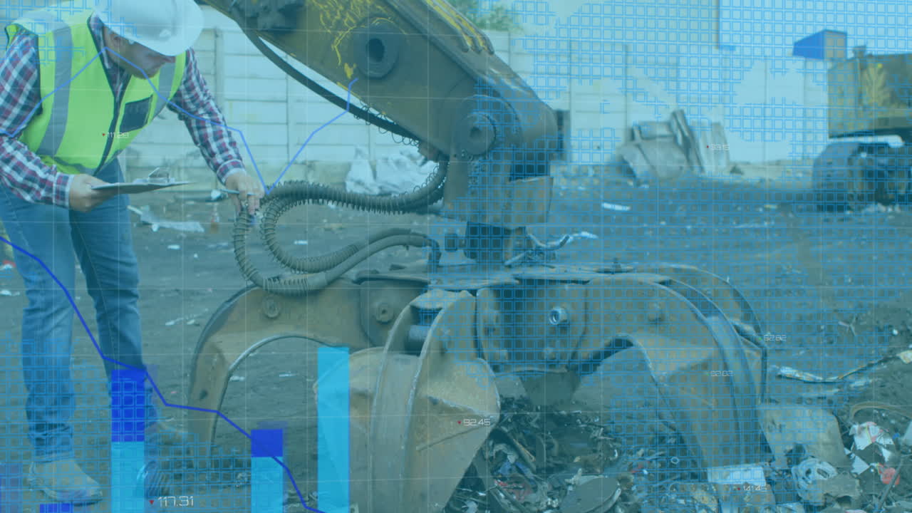 animación de datos financieros y gráficos sobre trabajador masculino caucásico y máquinas en el depósito de chatarra