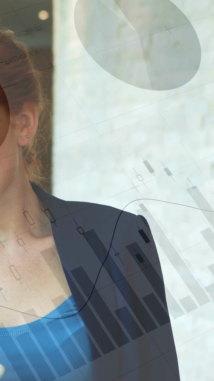 Video verticale: Donna in posa, la telecamera si allontana e grafici aziendali iniziano a scorrere su una parete con un blazer.