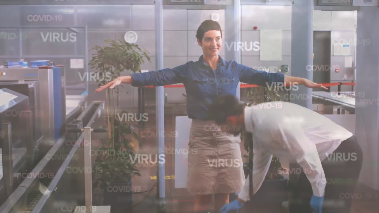 animación de palabras flotantes de covid-19 sobre una mujer caucásica durante el control de seguridad en el aeropuerto