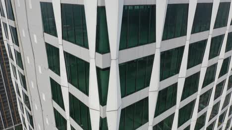 rascacielos moderno en construcción
