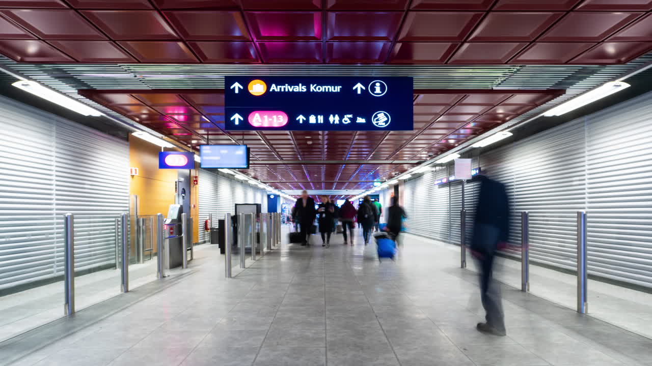 국제공항에서 걸어다니는 여행객들의 시간 지연.