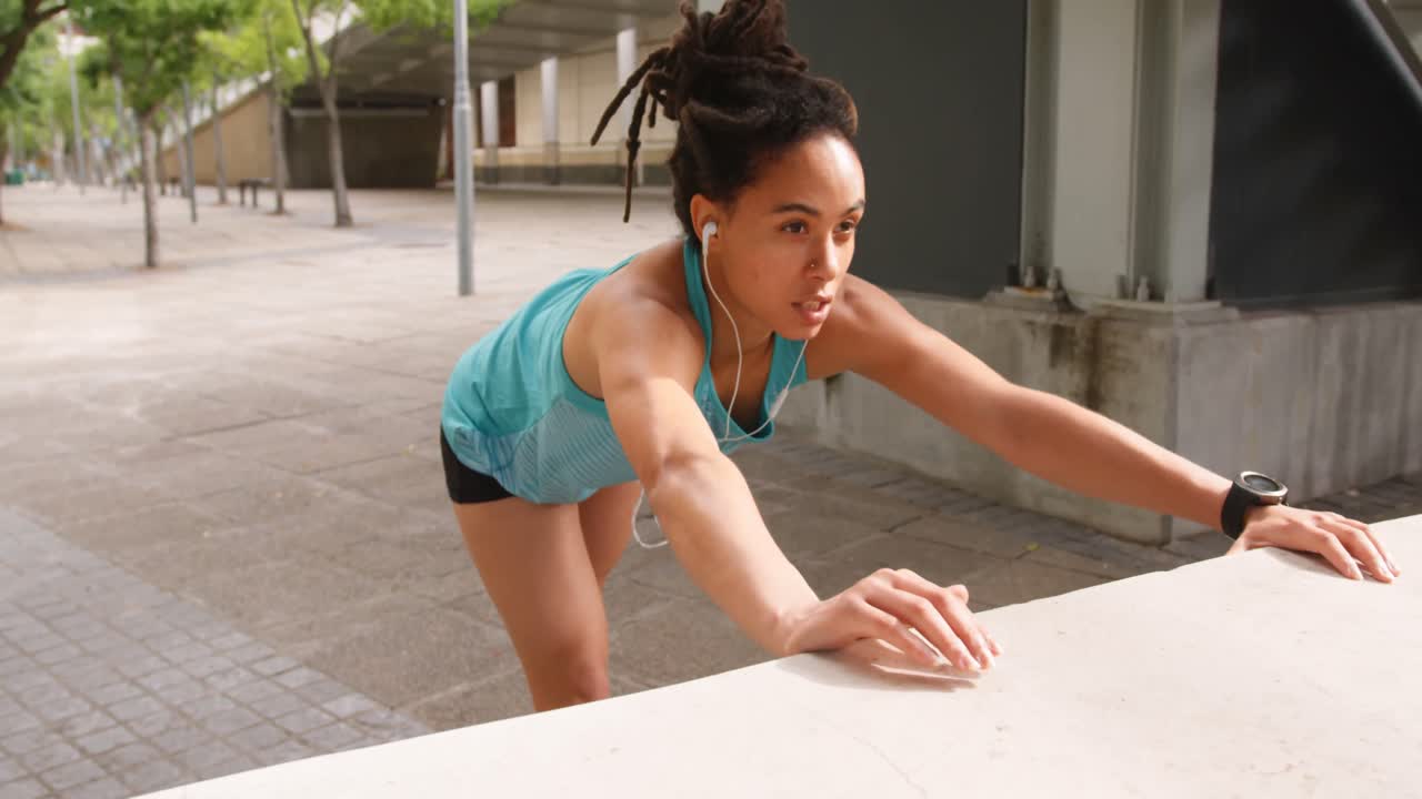 vista frontal de una joven mujer afroamericana haciendo ejercicio en la ciudad 4k