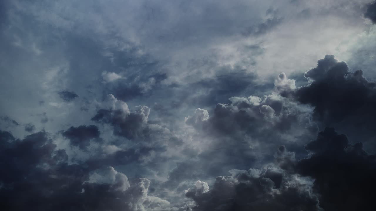 tormenta de 4k, nubes en el cielo moviéndose con un rayo