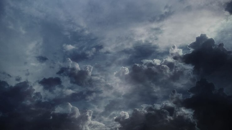 4k temporale, nuvole nel cielo che si muovono con un fulmine