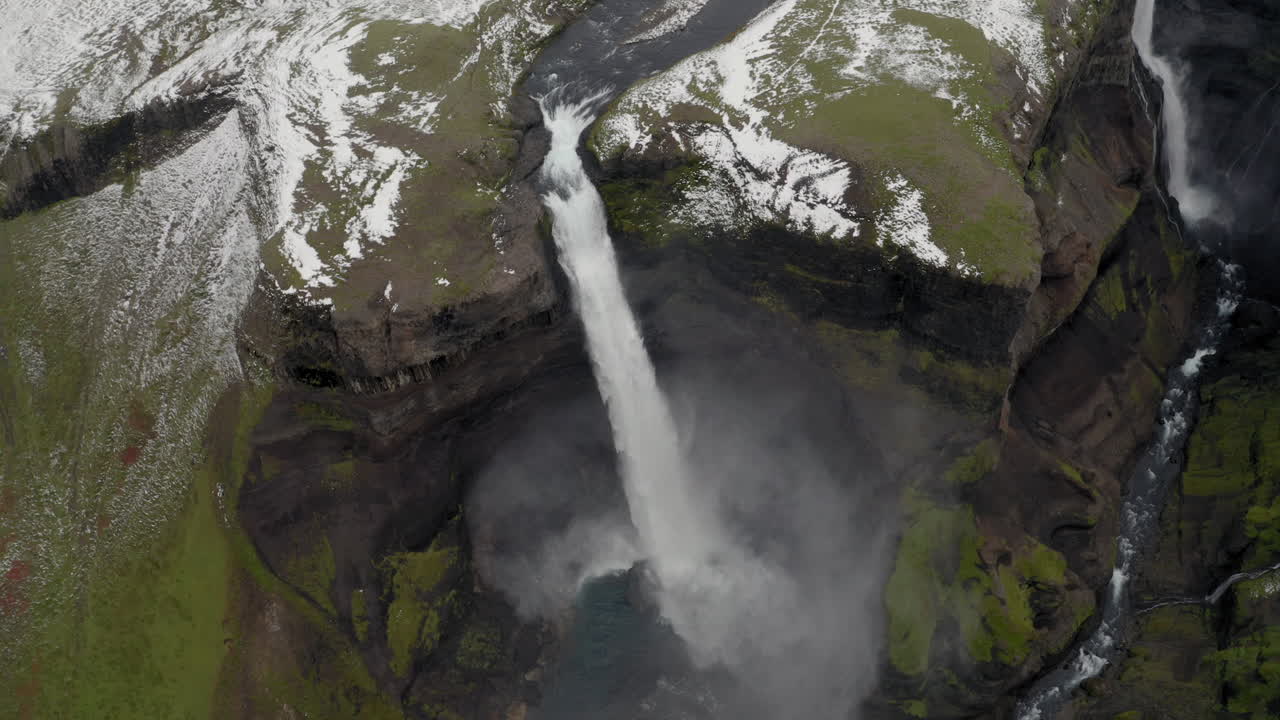 antena: toma panorámica lenta de la cascada de haifoss en islandia