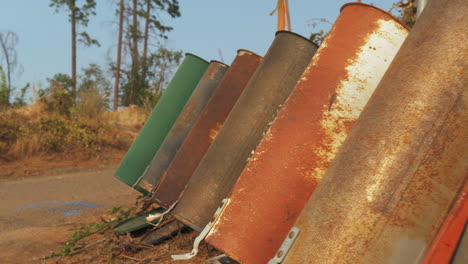 fondo de objetos oxidados hechos de buzón de chatarra de acero de hierro