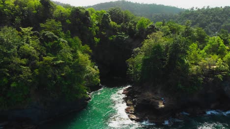 Ein-Wunderschöner-Strand-Mit-Grünem-Wasser-In-Der-Nähe-Einer-Klippe-Auf-Der-Karibikinsel-Trinidad