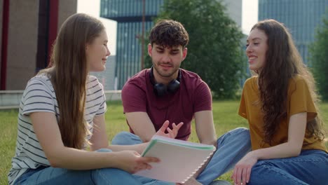 grupo de estudiantes caucásicos que estudian fuera del campus universitario