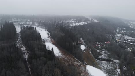 Skigebiet-Wegen-Schneemangel-Geschlossen