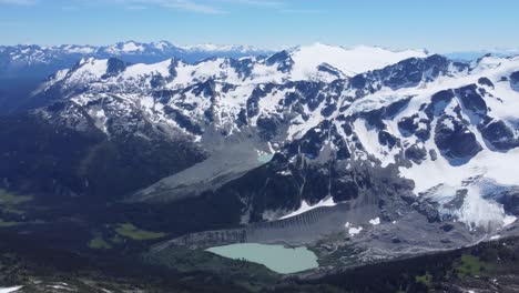 Unglaubliche-Berglandschaftsschwenkaufnahme-Mit-Kleinem-Hellblauem-See-Und-Himmel-Luftdrohne-Kanada-4k
