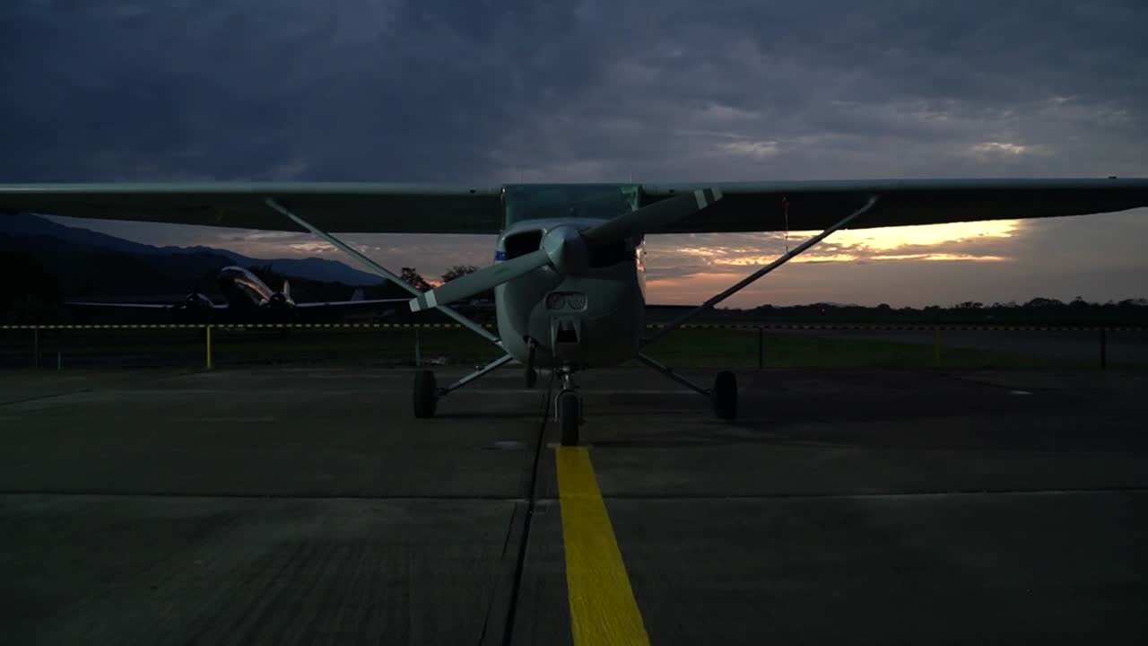 avión cessna al atardecer en la plataforma