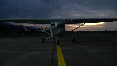 avión cessna al atardecer en la plataforma