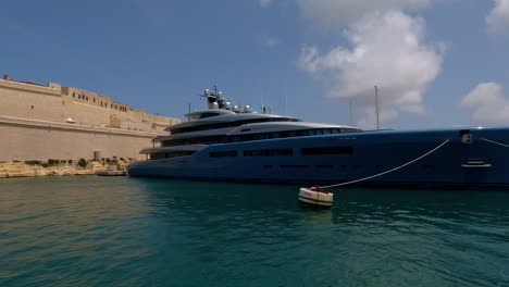 Große,-Blau-weiße-Luxusyacht,-Die-Außerhalb-Des-Hafens-Von-Valletta-Malta-Angedockt-Ist