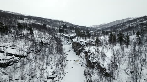 Drohnenflug-über-Schlucht-Mit-Zugefrorenem-Fluss-Und-Wasserfällen-In-Der-Norwegischen-Wildnis