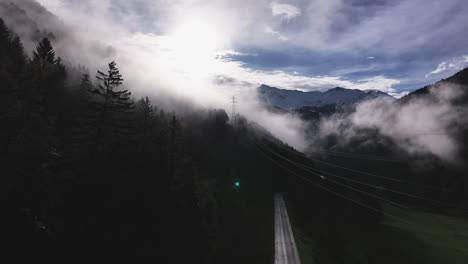 Frente-Carro-Brillante-Luz-Llamarada-Reflexión-Atmósfera-Mística-Carretera-Montañas-Pilón-Electricidad