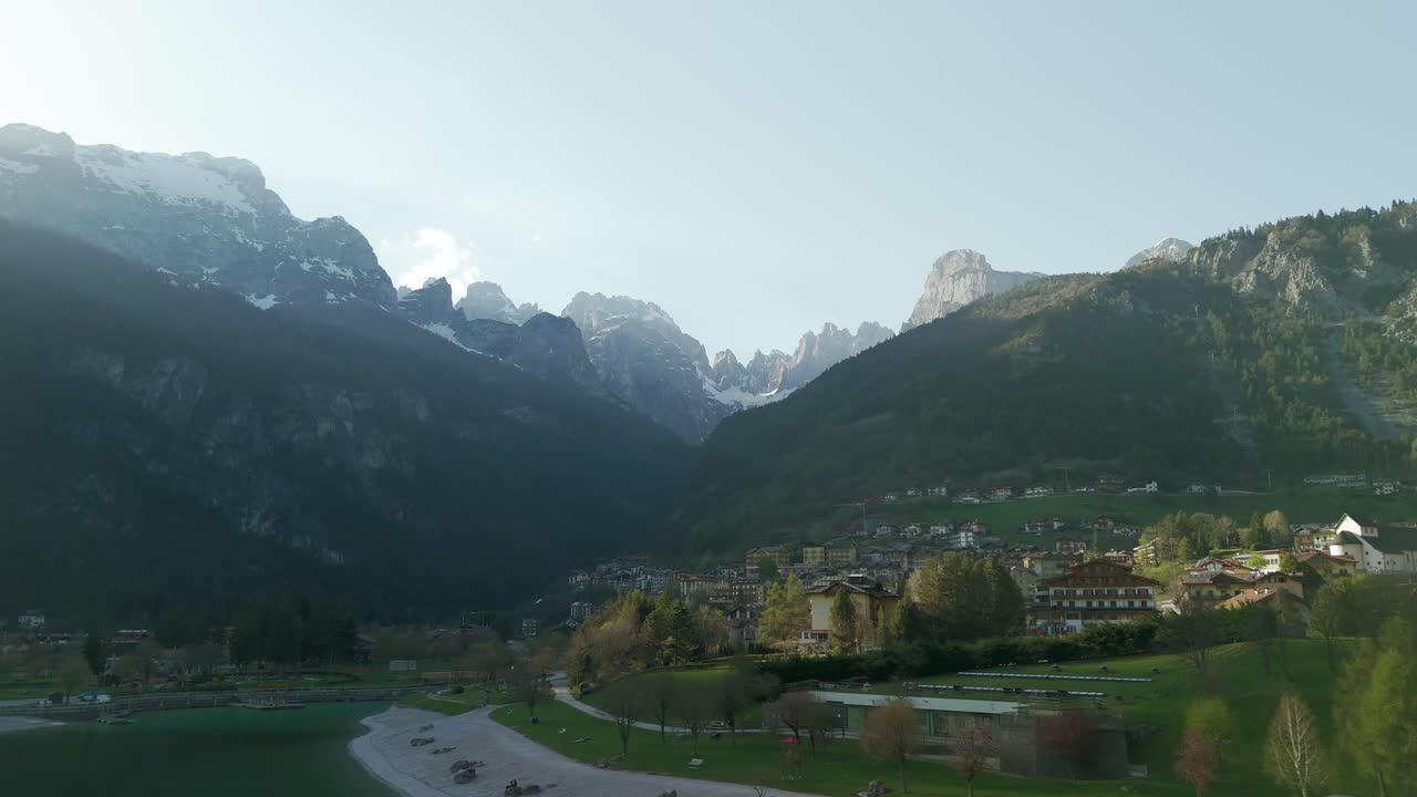 vista aérea de la ciudad de molveno y las montañas de la región de las dolomitas, italia
