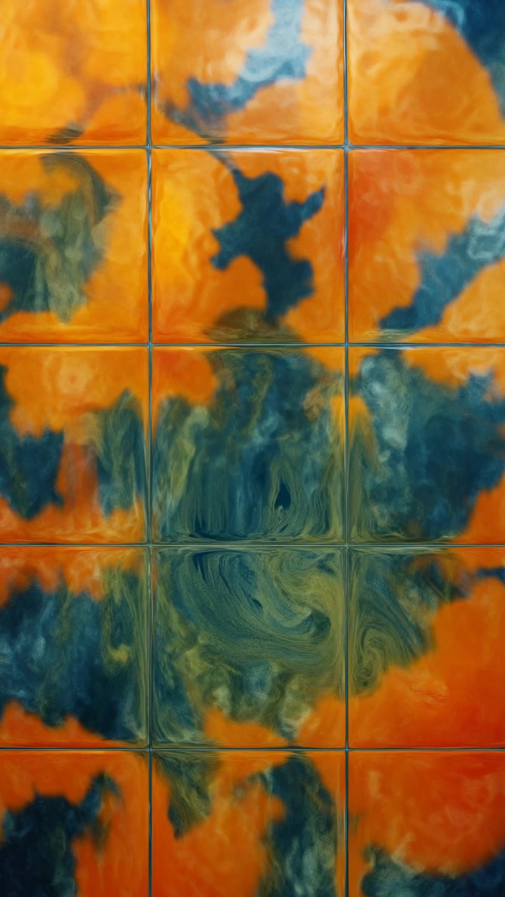 Motivo astratto vorticoso arancione e blu attraverso piastrelle di vetro distorte