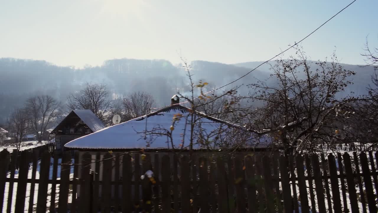옥상에 눈과 굴뚝이 있는 루마니아 시골 지역의 빈티지 주택