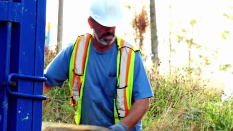 trabajador que trabaja en un sitio de construcción