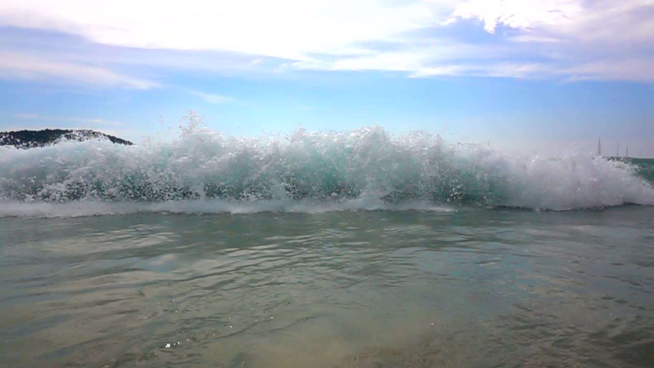 모래 해변 바다에서 느린 움직임의 파도와 파란색 하늘 또는 푸른 하늘에서 바다 또는 바다의 파도 초록색은 모래 위의 육지에서 아름다운 바다 풍경입니다.