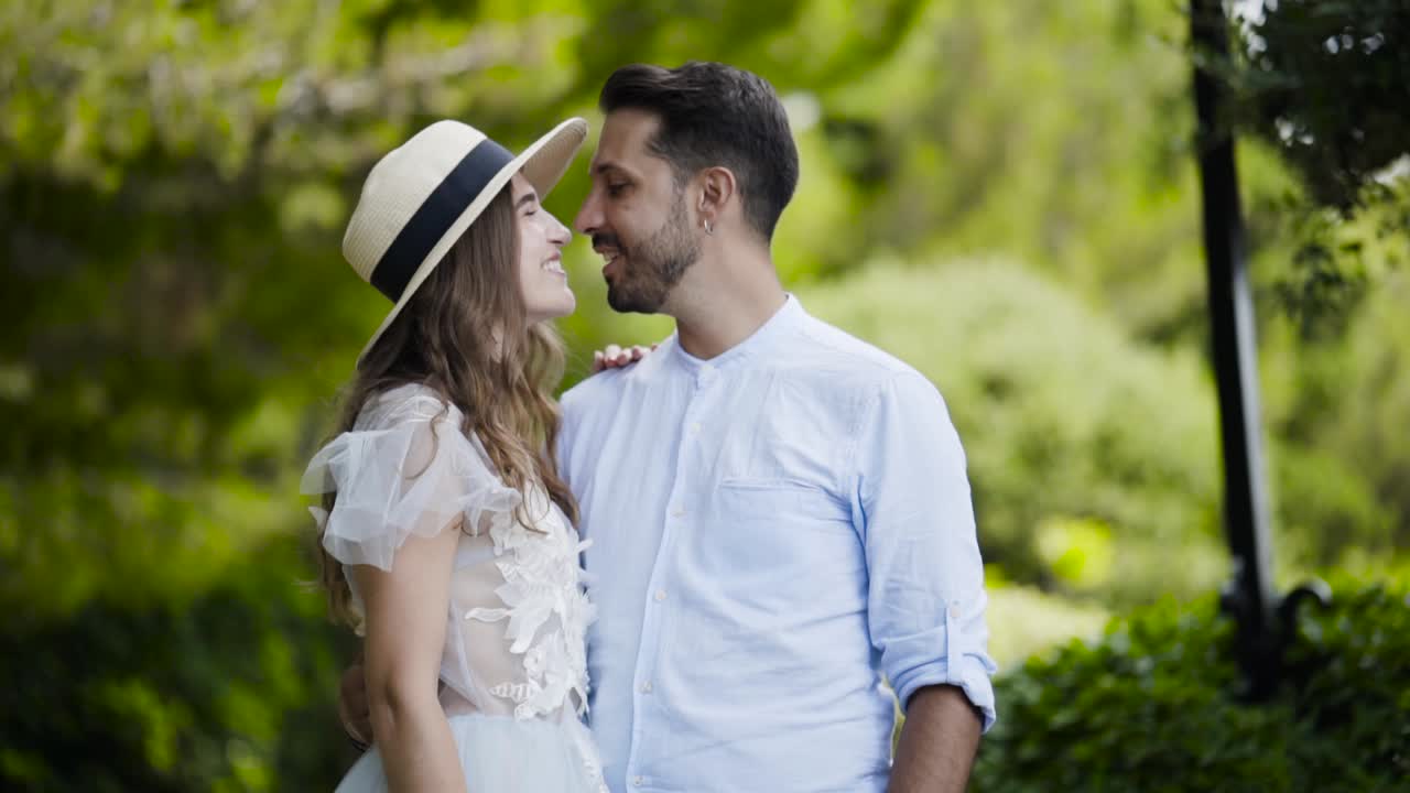 공원에서 키스하는 커플