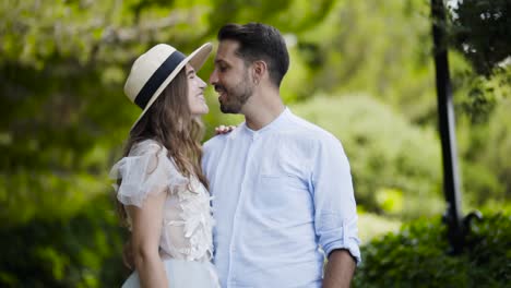 una pareja besándose en un parque.