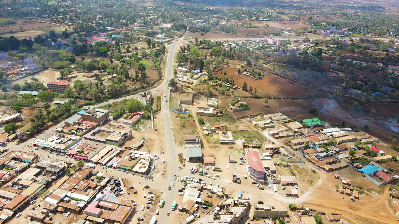 Veduta aerea di una città trafficata nel Kenya rurale, Africa