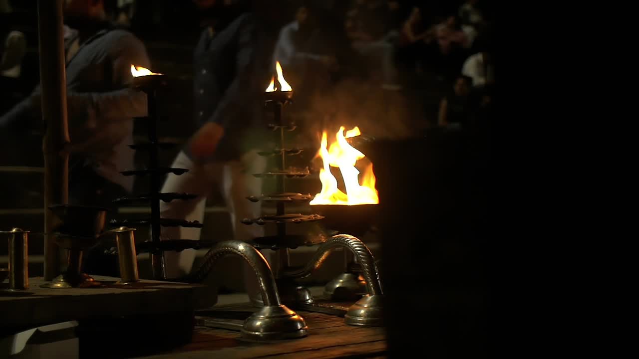 밤에 갠지스 가트 옆에서 불타는 그릇