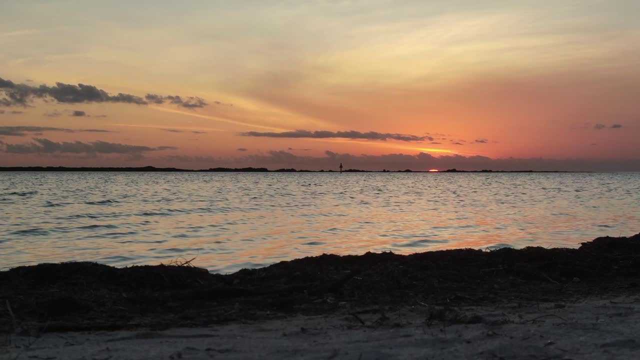 puesta de sol desde el nivel del suelo en el dunedin florida causeway