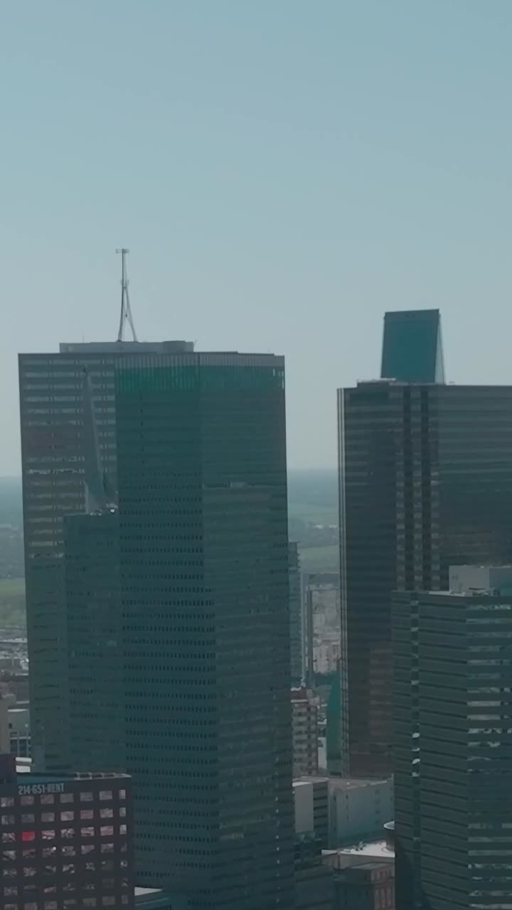 Vista del centro di Dallas dall'alto che mostra grattacieli e cielo aperto