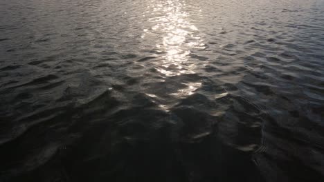 Sonnenaufgang-Sonnenreflexionen-Auf-Dem-Fließenden-Flusswasser-Am-Morgen