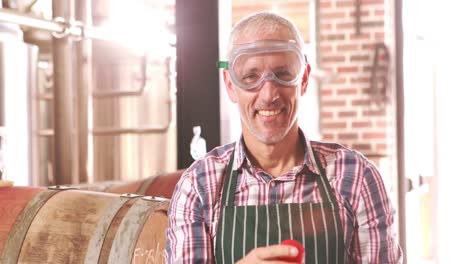 trabajador de la cervecería comprobando el producto
