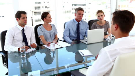equipo de negocios dando una entrevista de trabajo a un hombre de negocios