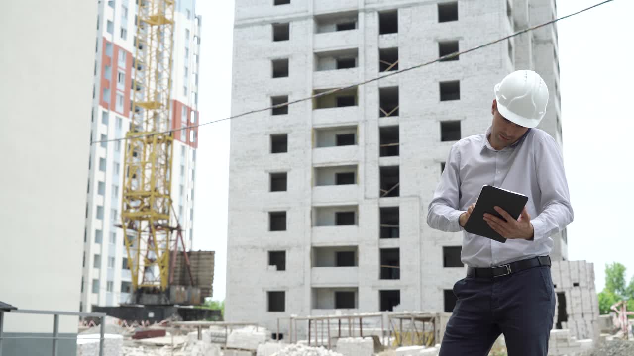 ingeniero hombre con tableta hablando en teléfono móvil y comprobando el proceso de tecnología de construcción