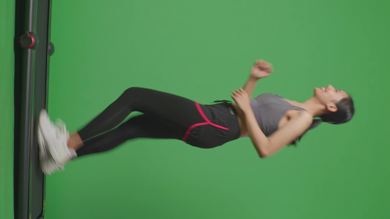 mujer corriendo en una cinta de correr