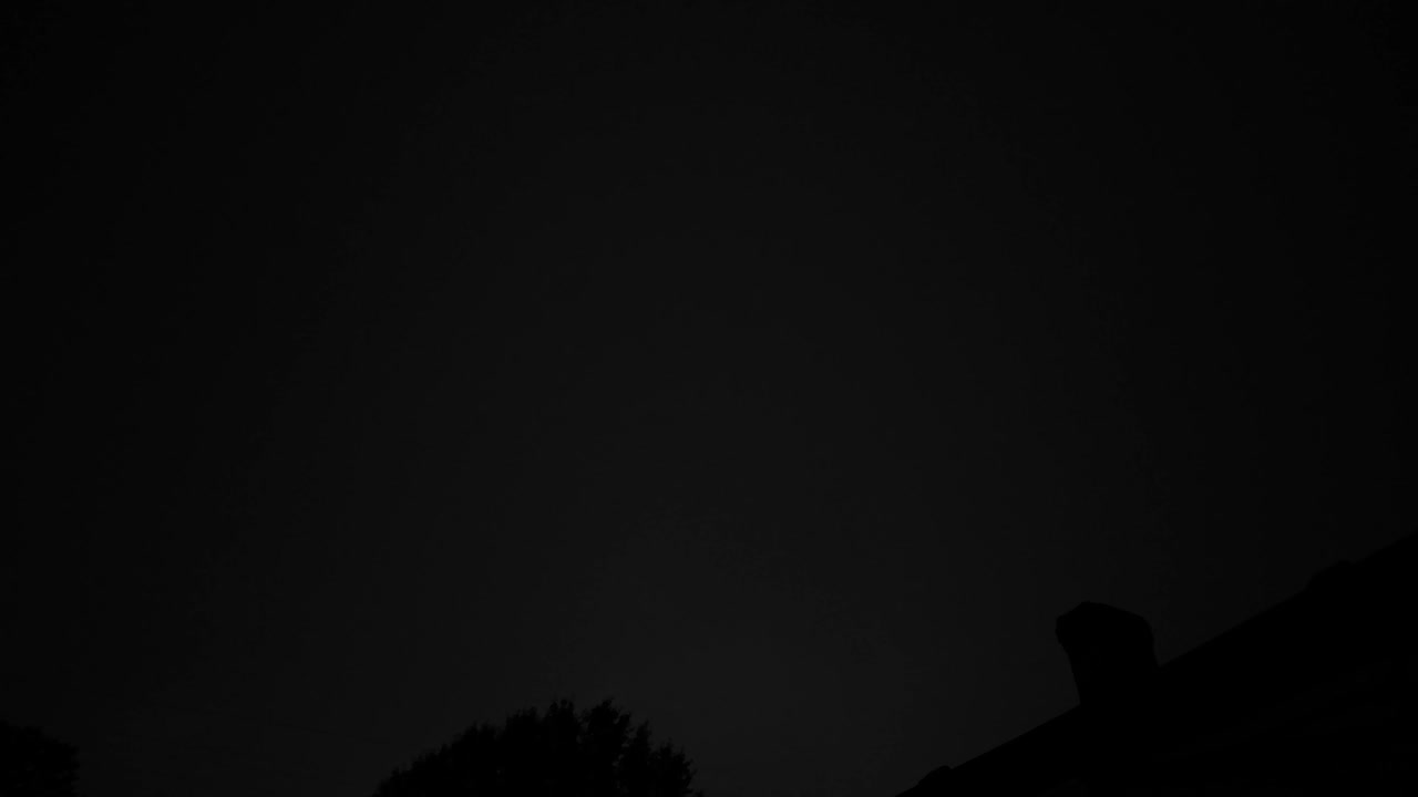 el rayo golpea las nubes sobre el techo.