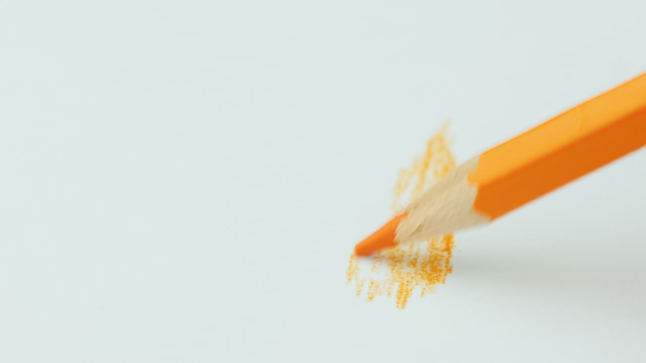 종이 클로즈업에 연필로 그립니다.